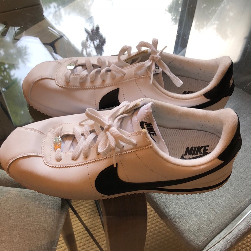 NIKE MENS Cortez basic leather sneaker